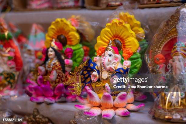 ganesh and lakshmi idols. - laxmi ganesh stock-fotos und bilder