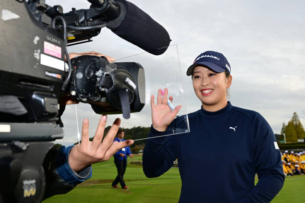 https://media.gettyimages.com/id/1788701790/photo/chonan-japan-mao-saigo-of-japan-waves-for-television-crews-after-winning-the-tournament.jpg?s=612x612&w=0&k=20&c=8bY0gtk1ARTCBsPu9OghFVsgUS6WprsH7-KUTYioIso=