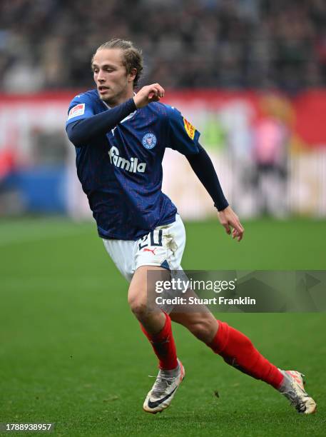 Jann-Fiete Arpof Kiel in action during the Second Bundesliga match between Holstein Kiel and Hamburger SV at Holstein-Stadion on November 11, 2023 in...