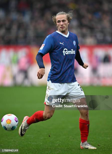 Jann-Fiete Arpof Kiel in action during the Second Bundesliga match between Holstein Kiel and Hamburger SV at Holstein-Stadion on November 11, 2023 in...