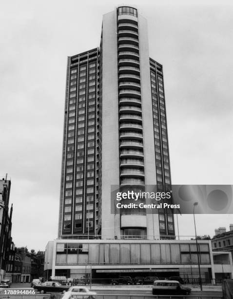 Low-angle view of the London Hilton Hotel on Park Lane, in the Mayfair district of London, England, 28th May 1963. The 28-storey hotel, London's...