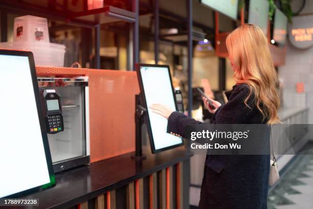 check-in tramite macchina self-service - self service foto e immagini stock