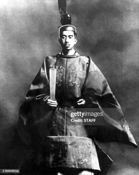 Photo, prise le 10 novembre 1928, de l'empereur du Japon Hirohito en tenue traditionnelle le jour de son couronnement. Devenu en 1926 le 124eme...