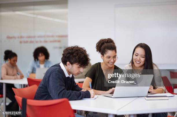 universitätsstudenten im klassenzimmer entwickeln ein neues wissenschaftliches projekt. studierende im gespräch mit afrikanischen professorinnen während oder nach den vorlesungen - african american mentor stock-fotos und bilder