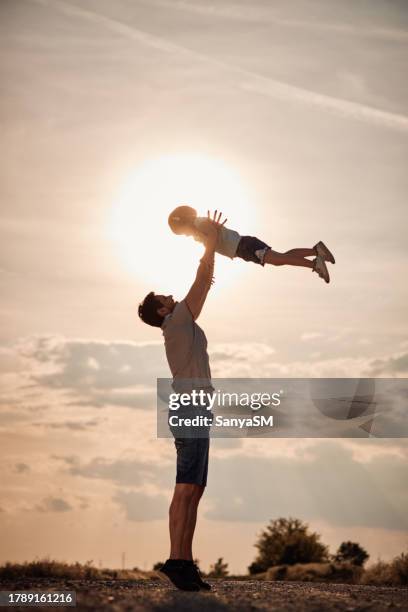 vater und tochter genießen die natur - vatertag stock-fotos und bilder