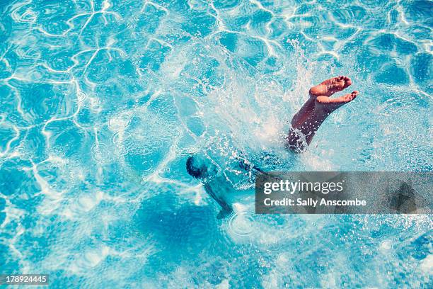 man diving into a swimming pool - dove imagens e fotografias de stock