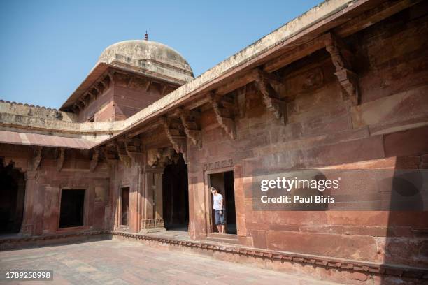 woman admiring the architectural exterior of the jodhabai palace in fatehpur sikri, agra, uttar pradesh, india - palace of jodha bai stock pictures, royalty-free photos & images