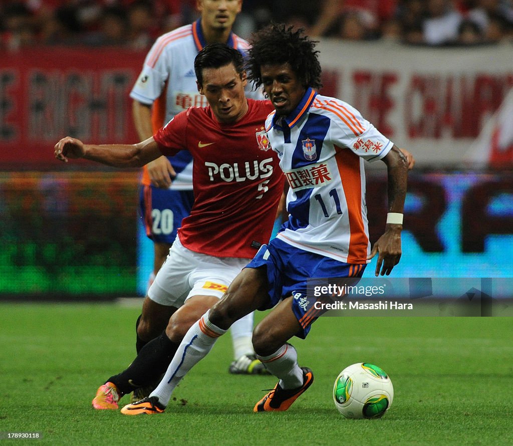 Urawa Red Diamonds v Albirex Niigata - J.League 2013