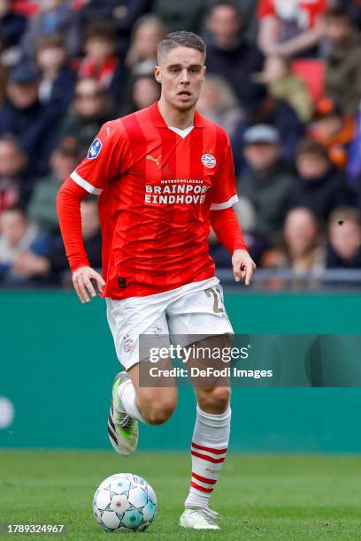 Joey Veerman of PSV Eindhoven controls the ball during the Dutch Eredivisie match between PSV Eindhoven and PEC Zwolle at Philips Stadion on November...