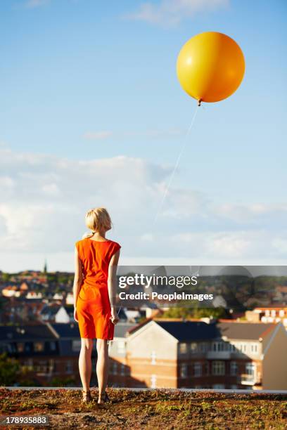 feiern sie ihren geburtstag mit luftballons - gebunden stock-fotos und bilder
