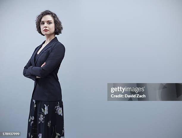 young businesswoman, portrait - jeune femme fond blanc photos et images de collection