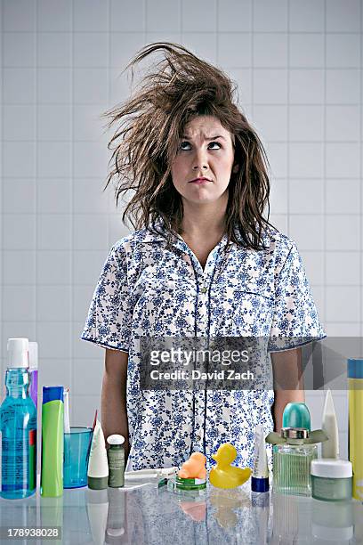 young woman in pajamas with messy hair - visage caché par les cheveux photos et images de collection