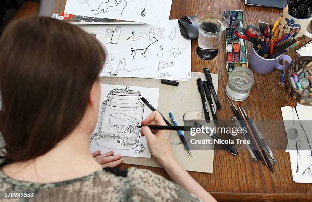 view of an young illustrator working - illustrator photos et images de collection