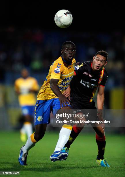 Mitch Apau of RKC and Xander Houtkoop of Go Ahead battle for the ball during the Eredivisie match between RKC Waalwijk and Go Ahead Eagles at the...