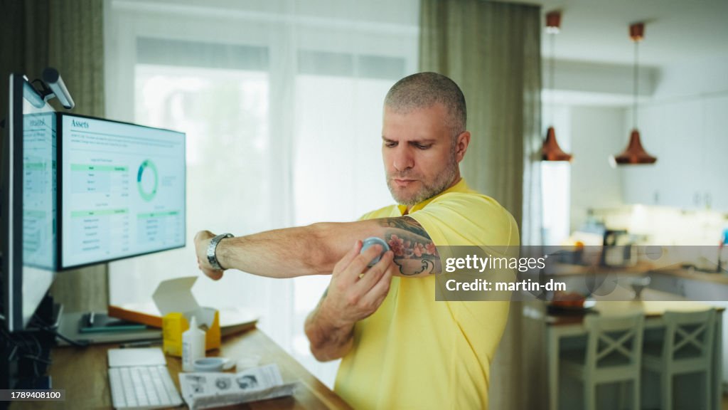 Dia na vida do homem com diabetes trabalhando em casa