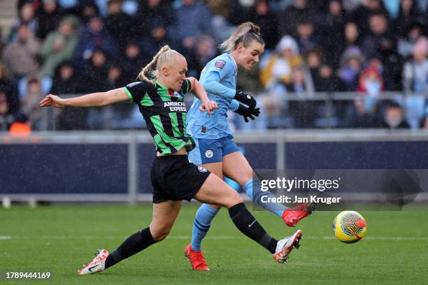 Jill Roord of Manchester City takes a shot whilst under pressure from Maria Thorisdottir of Brighton & Hove Albion during the Barclays Women´s Super...