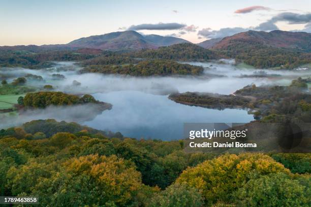 atmospheric aerial view of elter water lake and the great langdale valley - ambleside the lake district stock-fotos und bilder