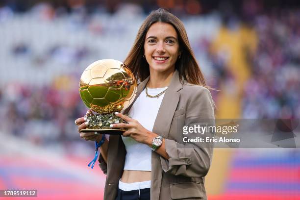 Aitana Bonmati of FC Barcelona poses with her Woman Ballon d'Or award prior the LaLiga EA Sports match between FC Barcelona and Deportivo Alaves at...