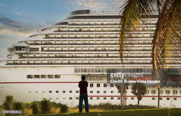 man watching cruise ship leaving the port - vista posterior stock-fotos und bilder