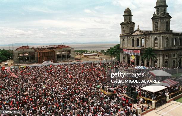 Crowd gathers in front of the Plaza of the Revolution on the 20th anniversary of the triumph of the Sandanistan Front, 19 July 1999. Vista parcial de...