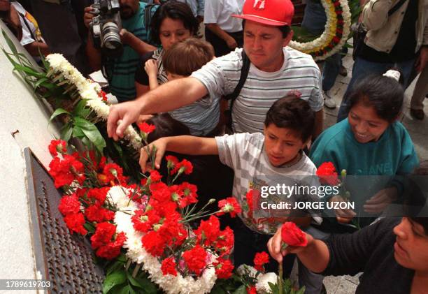 Ciudadanos guatemaltecos colocan flores en la tumba del expresidente Jacobo Arbenz un dia antes de celebrarse el trinfunfo revolucionario de 1944,...