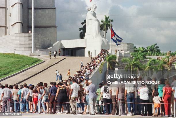 Miles de cubanos hacen fila el 11 de octubre en Habana para entrar a visitar los restos del guerrillero argentino-cubano Ernesto Che Guevara y otros...