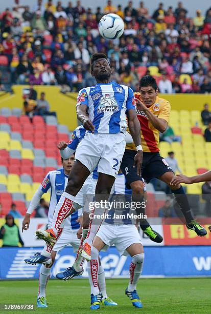 Enrique Pereza of Morelia struggles for the ball with Duvier Riascos of Pachuca during the game between Morelia v Pachuca as part of the Apertura...