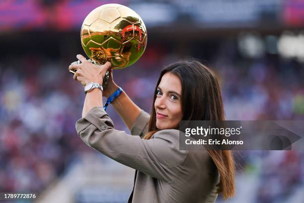 Aitana Bonmati of FC Barcelona poses with her Woman Ballon d'Or award prior the LaLiga EA Sports match between FC Barcelona and Deportivo Alaves at...