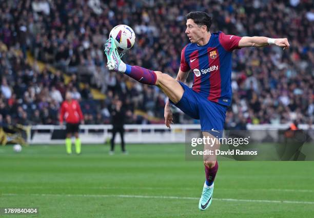 Robert Lewandowski of FC Barcelona controls the ball during the LaLiga EA Sports match between FC Barcelona and Deportivo Alaves at Estadi Olimpic...