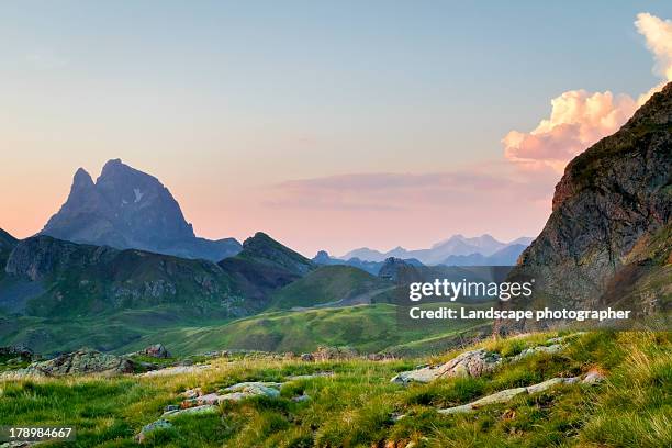 pic du midi d'ossau au coucher du soleil - aquitanien stock-fotos und bilder