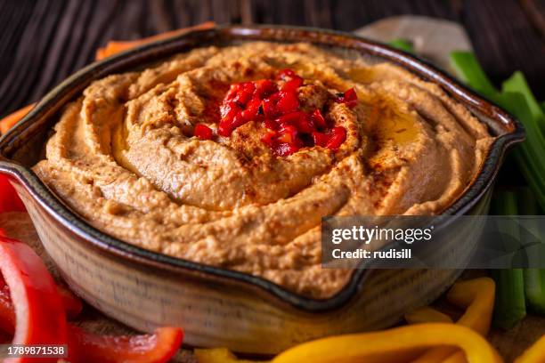 houmous au poivron rouge - poisson-grillé photos et images de collection