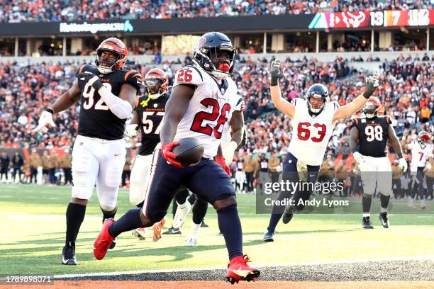 Devin Singletary of the Houston Texans runs in for a touchdown during the third quarter against the Cincinnati Bengals at Paycor Stadium on November...