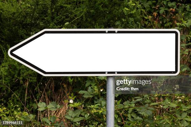 blank white arrow sign in the nature - links platz stock-fotos und bilder
