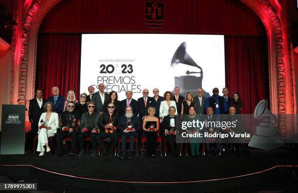 Presenters and nominees including Simone, Aloysio Reis, Alexandra Lioutikoff, Manuel Mijares, Tammy Hurt, Eduardo Bergallo, Charly Alberti, Harvey...