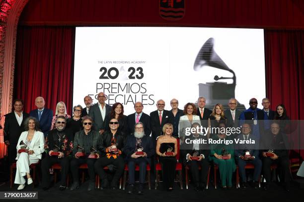 Presenters and nominees including Simone, Aloysio Reis, Alexandra Lioutikoff, Manuel Mijares, Tammy Hurt, Eduardo Bergallo, Charly Alberti, Harvey...