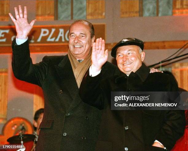 French President Jacques Chirac /L/ and Moscow Mayor Juri Luzhkov smilingly wave 25 September to a crowd gathered in downtown Moscow Manezhnaya...