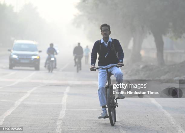 Students going to school in a smoggy morning amid rising levels of air pollution, on November 18, 2023 in Noida, India.