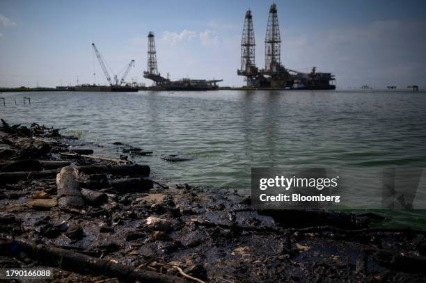 An oil-covered shoreline of Lake Maracaibo in Cabimas, Zulia state, Venezuela, on Friday, Nov. 17, 2023. A decision by the US on Oct. 18 to ease...