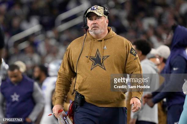Dallas Cowboys head coach Mike McCarthy walks the sidelines during the fourth quarter against the New York Giants at AT&T Stadium on November 12,...