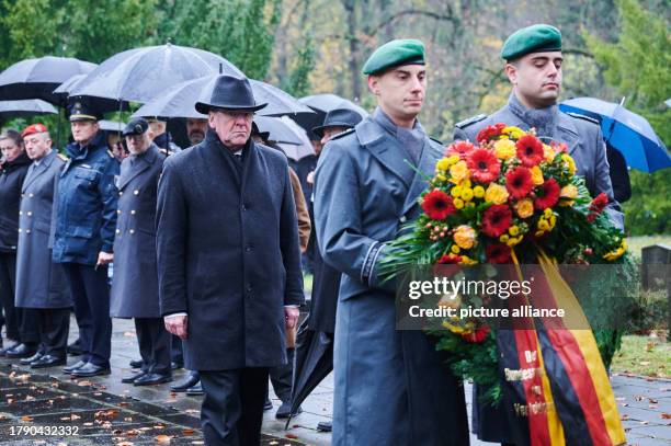 November 2023, Berlín;: German Defense Minister Boris Pistorius presides over a ceremony for the National Day of Mourning at the Jewish cemetery in...