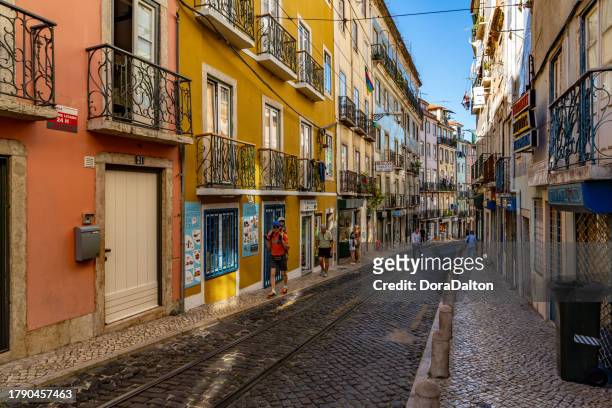 la vista de la calle de r. dos cavaleiros, lisboa, portugal - praca de figueria fotografías e imágenes de stock