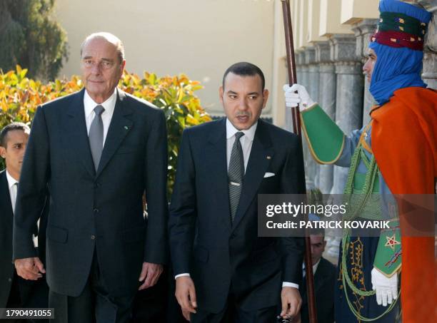 Le président Jacques Chirac et le roi du Maroc Mohammed VI entrent dans le palais royal de Rabat avant un entretien, le 02 Décembre 2001, dans le...