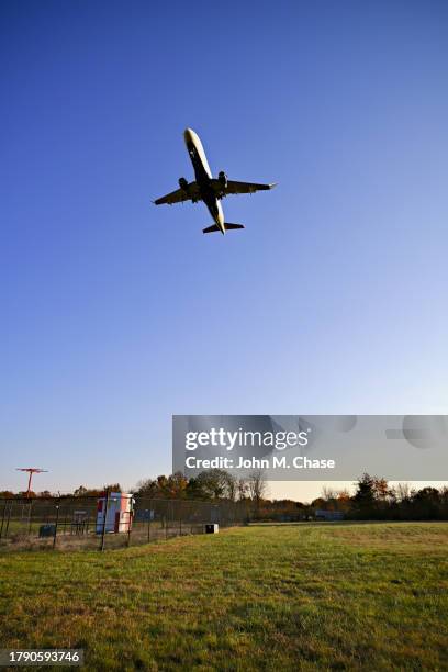 skywest airlines embraer e175lr lands at washington dulles international airport, virginia (usa) - dulles stock pictures, royalty-free photos & images