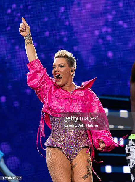 Pink Singer Atlanta 30,032 Pink Singer Photos & High Res Pictures - Getty Images