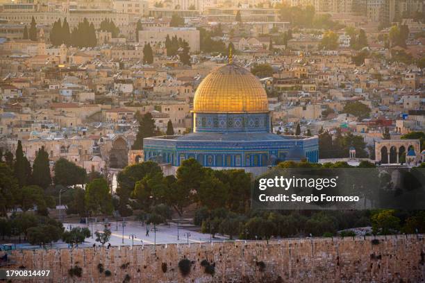 capital city of the three religions, jerusalem - godsdienstige gebouwen stockfoto's en -beelden