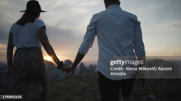 couple enjoy sunset together - attività romantica foto e immagini stock
