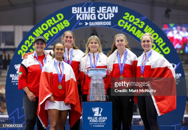 Heidi El Tabakh, Leylah Fernandez, Rebecca Marino, Eugenie Bouchard, Marina Stakusic and Gabriela Dabrowski of Team Canada pose for a photo with the...
