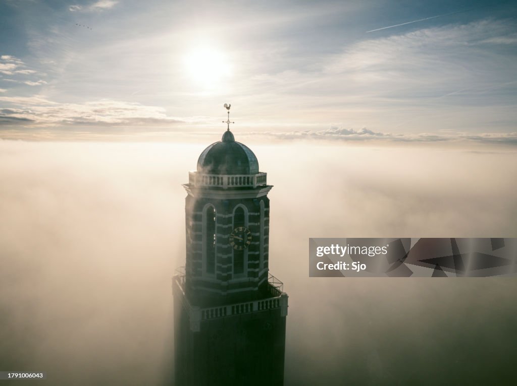 Torre de la iglesia de Peperbus en Zwolle por encima de la niebla