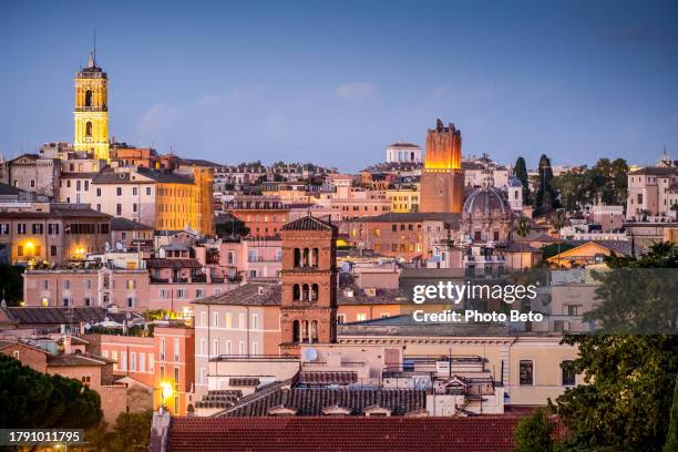 a splendid cityscape at dusk in the heart of rome seen from the terrace of the giardino degli aranci on the aventine - roma antiga imagens e fotografias de stock