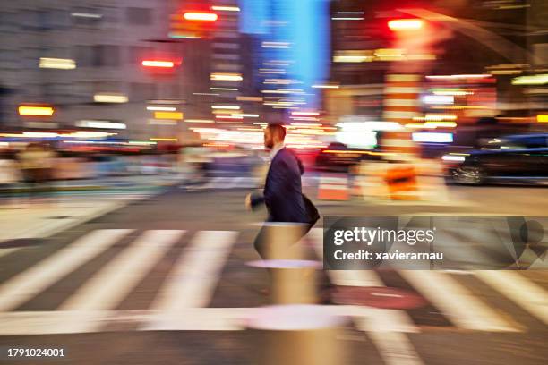 bearded businessman on the move in nyc, blurred motion - rood stoplicht stoplicht stockfoto's en -beelden
